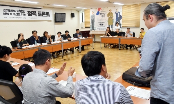 '경기도체류 고려인의 삶의 질 개선을 위한 정책토론회'가 열린 17일 경기도의회 소회의실에서 각 분야별 관계자들이 의견을 밝히고 있다. 이번 행사는 고려인독립운동 기념비건립국민위원회, 대한고려인협회, 경기도지속가능발전협의회 삶의질위원회 등이 주최했다. 김시범기자