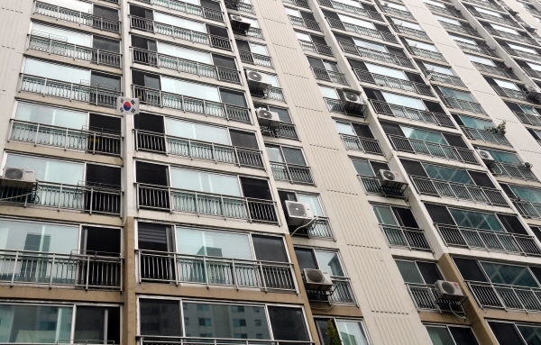 제71주년 제헌절인 17일 수원시내 한 아파트단지에 달랑 한 세대만이 태극기가 달려있다. 우리나라 5대 국경일중 하나인 제헌절이 휴일에서 제외되면서 태극기 게양은 물론 관련 행사마저 사라지는 등 국민들로부터 외면당하고 있다. 김시범기자