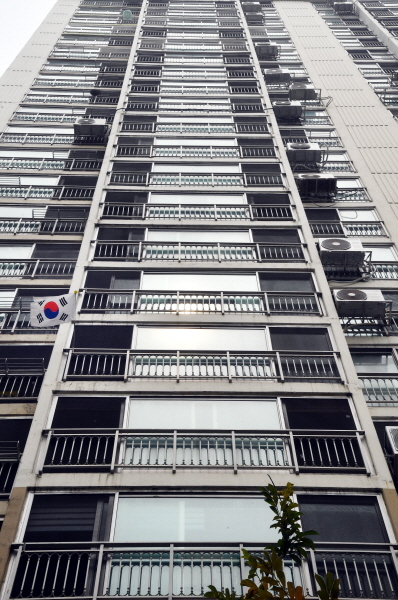 제71주년 제헌절인 17일 수원시내 한 아파트단지에 달랑 한 세대만이 태극기가 달려있다. 우리나라 5대 국경일중 하나인 제헌절이 휴일에서 제외되면서 태극기 게양은 물론 관련 행사마저 사라지는 등 국민들로부터 외면당하고 있다. 김시범기자
