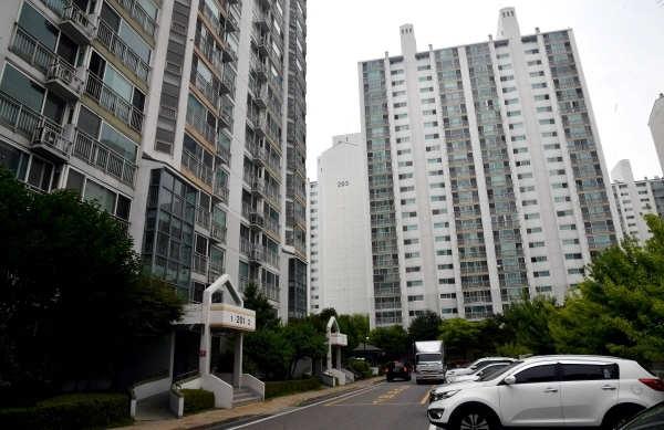 제71주년 제헌절인 17일 수원시내 아파트단지와 주택가에 태극기를 게양한 집을 찾아 볼 수 가없다. 대한민국의 헌법이 제정 및 공포된 것을 기념하는 날이며 법으로 지정한 국경일인 제헌절의 의미가 퇴색되고 있다.전형민기자