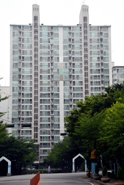 제71주년 제헌절인 17일 수원시내 아파트단지와 주택가에 태극기를 게양한 집을 찾아 볼 수 가없다. 대한민국의 헌법이 제정 및 공포된 것을 기념하는 날이며 법으로 지정한 국경일인 제헌절의 의미가 퇴색되고 있다.전형민기자