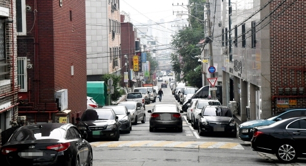 제71주년 제헌절인 17일 수원시내 아파트단지와 주택가에 태극기를 게양한 집을 찾아 볼 수 가없다. 대한민국의 헌법이 제정 및 공포된 것을 기념하는 날이며 법으로 지정한 국경일인 제헌절의 의미가 퇴색되고 있다.전형민기자