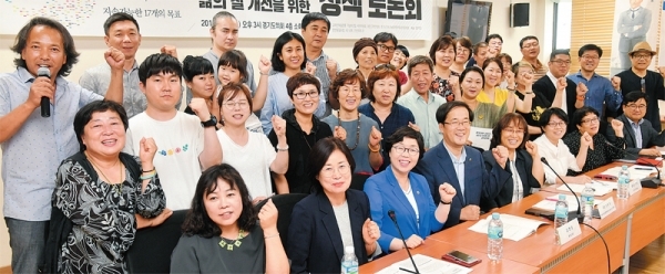 ‘경기도체류 고려인의 삶의 질 개선을 위한 정책토론회’가 열린 17일 경기도의회 소회의실에서 각 분야 관계자들이 기념촬영을 하고 있다. 이번 행사는 고려인독립운동 기념비건립국민위원회‚ 대한고려인협회‚ 경기도지속가능발전협의회 삶의질위원회 등이 주최했다. 김시범기자