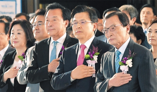 더불어민주당 이해찬(오른쪽부터)‚ 자유한국당 황교안‚ 바른미래당 손학규‚ 민주평화당 정동영‚ 정의당 심상정 대표가 17일 오전 국회에서 열린 제71주년 제헌절 기념식에서 국기에 경례하고 있다. 연합뉴스