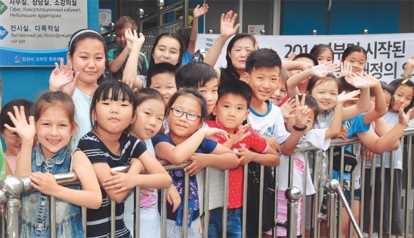 17일 안산 단원구 선부동 고려인문화센터에서 시행령 개정에 따라 재외동포로 국내 체류에 대한 법적지위를 보장받게 된 고려인 4세 어린이들이 환하게 웃고 있다.전형민기자