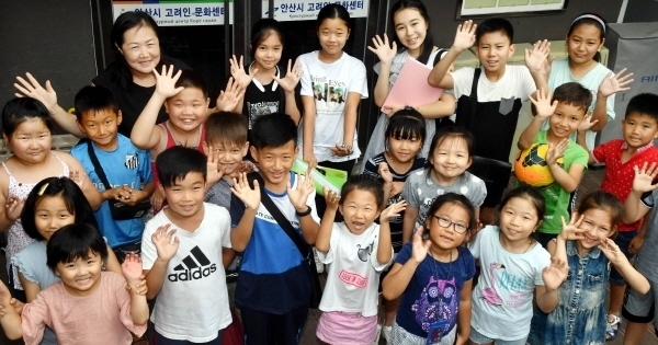 17일 안산시 단원구 선부동 고려인동포지원센터에서 법령 개정으로 재외동포로  국내 체류에 대한 법적지위를 보장받게된 고려인 4세 어린이들이 환호하며 기뻐하고 있다.전형민기자