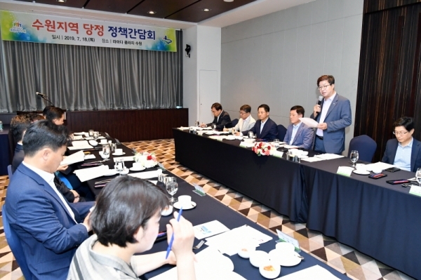 18일 라마다프라자 수원호텔에서 열린 ‘당ㆍ정 정책간담회’에서 염태영 수원시장이 발언하고 있다. 수원시 제공