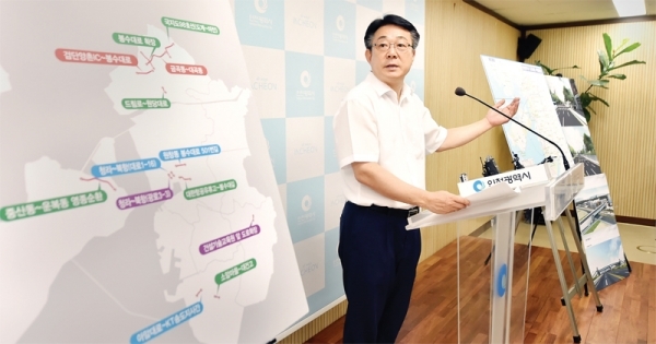 허종식 인천시 균형발전정무부시장이 18일 오전 인천시청 브리핑룸에서 장기미집행 도로 해결방안과 관련해 기자회견을 하고 있다. 인천시 제공