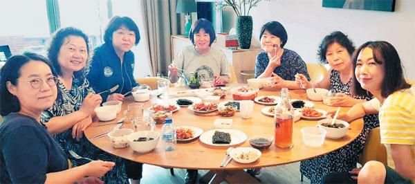 수원시의회 기획경제위원회 소속 시의원들이 지난달 27일 9박 11일 국외연수를 하면서 게스트하우스에서 직접 밥솥에 밥을 지어 먹는 방식으로 연수비용을 절감했다. 사진은 조명자 의장(오른쪽 세 번째) 등 시의원 6명과 시의회 공무원이 네덜란드의 한 숙소에서 밥을 먹는 모습. 수원시의회 제공