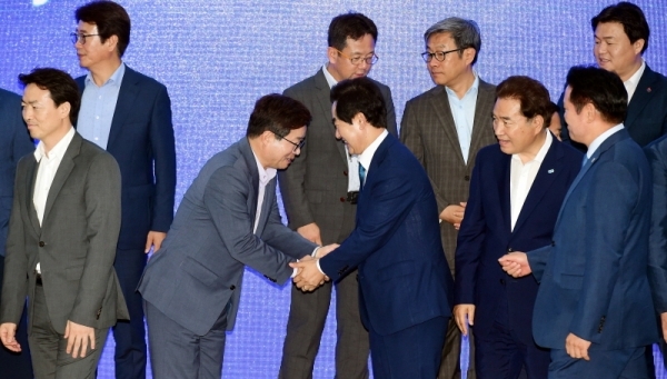18일 용인시민체육공원 다목적홀에서 열린 ‘경기도시장군수협의회 민선7기 제5차 정기회의’ 에서 전임 경기도시장군수협의회장인 염태영 수원시장과 신임 경기도시장군수협의회장으로 선출된 안병용 의정부시장이 인사를 나누고 있다.전형민기자