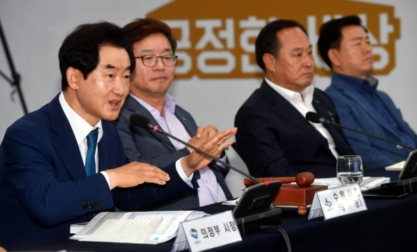 18일 용인시민체육공원 다목적홀에서 열린 ‘경기도시장군수협의회 민선7기 제5차 정기회의’ 에서 신임 경기도시장군수협의회장으로 선출된 안병용 의정부시장이 인사말을 하고 있다.전형민기자