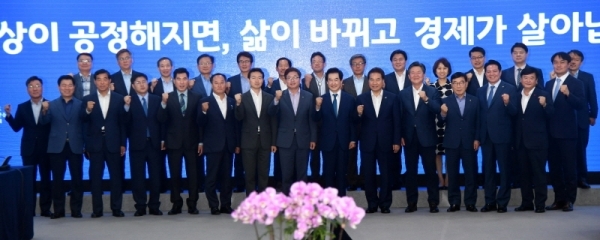 18일 용인시민체육공원 다목적홀에서 열린 ‘경기도시장군수협의회 민선7기 제5차 정기회의’ 에서 염태영 경기도시장군수협의회장(수원시장)과 안병용 의정부시장 (신임 경기도시장군수협의회장), 백군기 용인시장, 윤화섭 안산시장 등 참석자들이 기념촹영을 하고 있다.전형민기자
