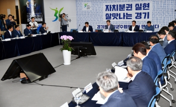 18일 용인시민체육공원 다목적홀에서 열린 ‘경기도시장군수협의회 민선7기 제5차 정기회의’ 에서 염태영 경기도시장군수협의회장(수원시장)과 백군기 용인시장, 윤화섭 안산시장,안병용 의정부시장 등 참석자들이 시,군 현안사항 등에 대해 논의를 하고 있다.전형민기자