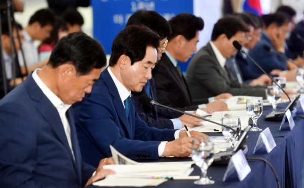 18일 용인시민체육공원 다목적홀에서 열린 ‘경기도시장군수협의회 민선7기 제5차 정기회의’ 에서 염태영 경기도시장군수협의회장(수원시장)과 백군기 용인시장, 윤화섭 안산시장,안병용 의정부시장 등 참석자들이 시,군 현안사항 등에 대해 논의를 하고 있다.전형민기자