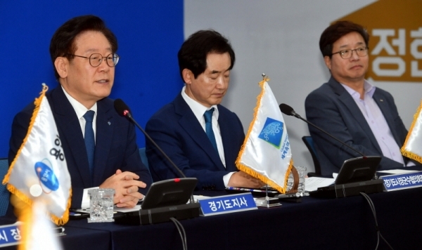 18일 용인시민체육공원 다목적홀에서 열린 ‘2019년 하반기 도-시군 정책협력위원회’ 에서 이재명 경기도지사와 안병용 경기도시장군수협의회장의정부시장(의정부시장), 염태영 수원시장, 백군기 용인시장 등 시장,군수들이 시,군 현안사항과 정책협력 등에 대해 논의를 하고 있다.전형민기자