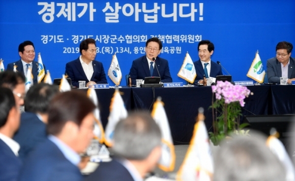 18일 용인시민체육공원 다목적홀에서 열린 ‘2019년 하반기 도-시군 정책협력위원회’ 에서 이재명 경기도지사와 안병용 경기도시장군수협의회장의정부시장(의정부시장), 염태영 수원시장, 백군기 용인시장 등 시장,군수들이 시,군 현안사항과 정책협력 등에 대해 논의를 하고 있다.전형민기자