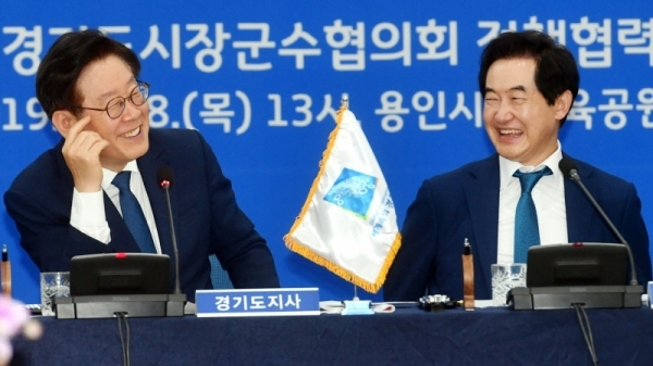 18일 용인시민체육공원 다목적홀에서 열린 ‘2019년 하반기 도-시군 정책협력위원회’ 에서 이재명 경기도지사와 안병용 안병용 경기도시장군수협의회장(의정부시장)이 환한 모습으로 대화를 나누고 있다.전형민기자