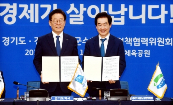 18일 용인시민체육공원 다목적홀에서 열린 ‘2019년 하반기 도-시군 정책협력위원회’ 에서 이재명 경기도지사와 안병용 안병용 경기도시장군수협의회장(의정부시장)이‘자치분권 실현을 위한 공동 협약서’에 서명 후 기념촬영을 하고 있다.전형민기자