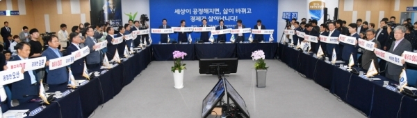 18일 용인시민체육공원 다목적홀에서 열린 ‘2019년 하반기 도-시군 정책협력위원회’ 에서 이재명 경기도지사와 안병용 경기도시장군수협의회장(의정부시장), 염태영 수원시장, 백군기 용인시장 등 시장,군수들이 ‘공정’의 가치공유 실현을 위한 퍼포먼스를 하며 기념촬영을 하고 있다.전형민기자