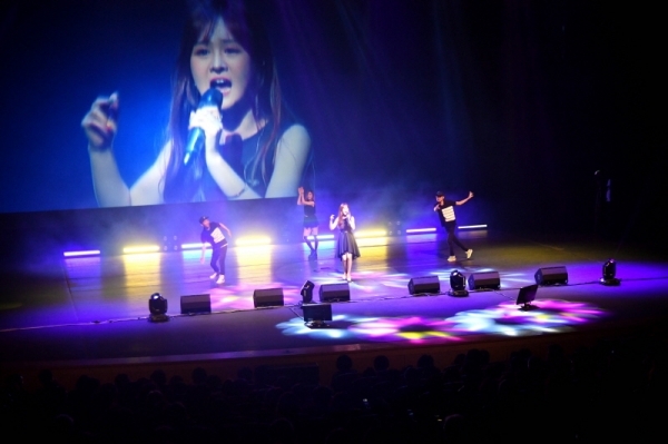 18일 안산문화예술의전당에서 열린 ‘평화통일 콘서트 2019’에서 열려 윤수현이 공연을 하고 있다. 이번 행사는 민주평화통일자문회의 경기지역회의와 경기일보가 공동 주최 했다.전형민기자