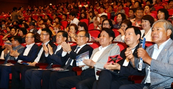 18일 안산문화예술의전당에서 열린 ‘평화통일 콘서트 2019’에서 윤화섭 안산시장, 윤신일 민주평화통일자문회의 경기부의장, 신항철 경기일보 대표이사 사장 등 내빈과 관람객들이 박수를 치고 있다. 이번 행사는 민주평화통일자문회의 경기지역회의와 경기일보가 공동 주최 했다.전형민기자