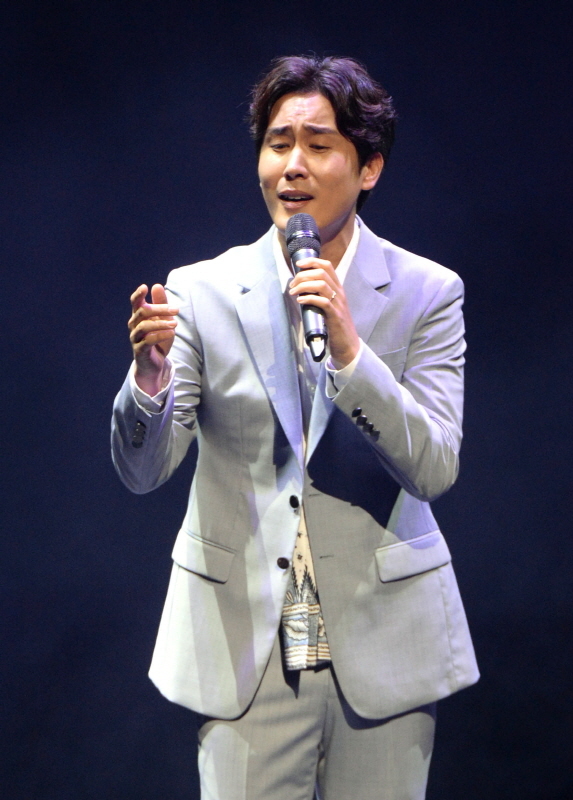 18일 안산문화예술의전당에서 열린 ‘평화통일 콘서트 2019’에서 열려 신유가 공연을 하고 있다. 이번 행사는 민주평화통일자문회의 경기지역회의와 경기일보가 공동 주최 했다.전형민기자