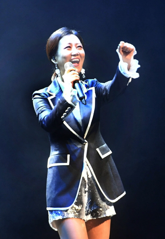18일 안산문화예술의전당에서 열린 ‘평화통일 콘서트 2019’에서 열려 장윤정이 공연을 하고 있다. 이번 행사는 민주평화통일자문회의 경기지역회의와 경기일보가 공동 주최 했다.전형민기자