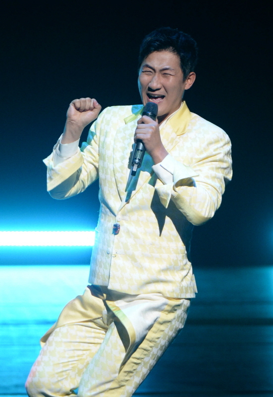 18일 안산문화예술의전당에서 열린 ‘평화통일 콘서트 2019’에서 열려 나상도가 공연을 하고 있다. 이번 행사는 민주평화통일자문회의 경기지역회의와 경기일보가 공동 주최 했다.전형민기자