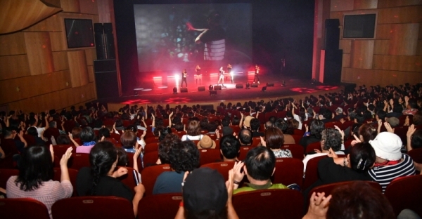 18일 안산문화예술의전당에서 열린 ‘평화통일 콘서트 2019’에서 열려 장윤정이 공연을 하고 있다. 이번 행사는 민주평화통일자문회의 경기지역회의와 경기일보가 공동 주최 했다.전형민기자