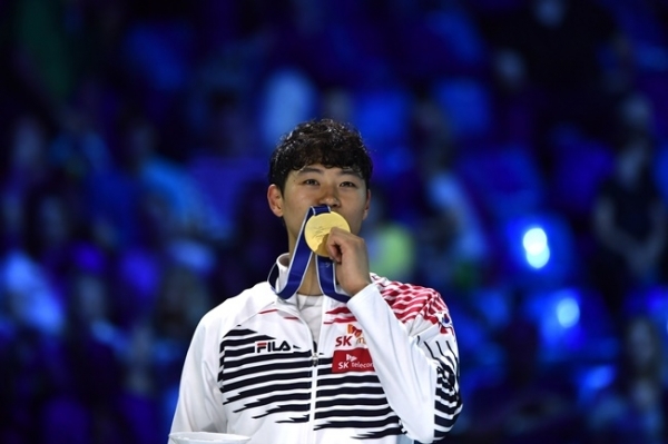 오상욱(성남시청)이 18일(현지시간) 헝가리 부다페스트에서 열린 2019 펜싱 세계선수권대회 남자 사브르 개인전 결승에서 승리, 우승을 차지한 뒤 금메달을 목에 걸고 기뻐하고 있다. 연합뉴스