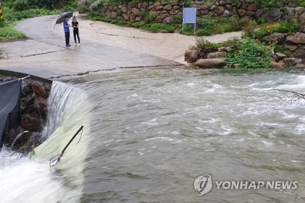 21일 오전 전남 구례군 광의면 천은사 인근 계곡에서 물이 불어 고립된 피서객 8명이 119구조대원들에 의해 구조됐다. 순천소방서 산악구조대 제공. 연합뉴스