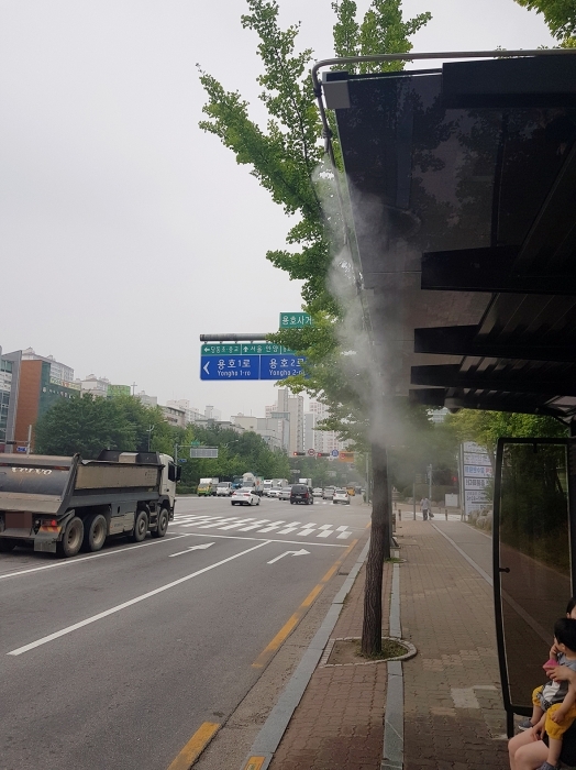군포시 용호고등학교 인근 버스정류장 상단에 설치된 쿨링포그가 작동되고 있다.