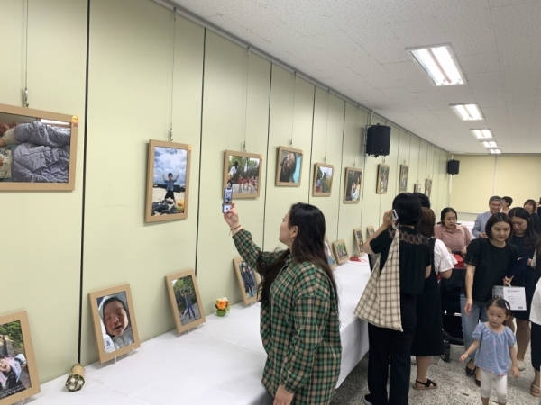 최근 인천계양구육아종합지원센터에서 열린 ‘공감, 행복한 우리 아이 사진콘테스트 in 계양’에 참석한 시민들이 전시된 사진을 둘러보고 있다. 계양구청 제공