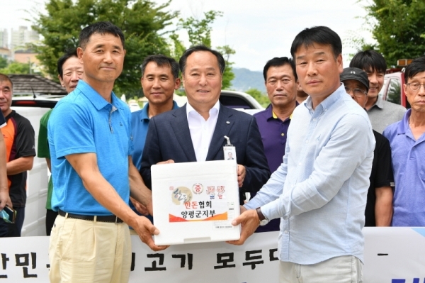 사)대한한돈협회 양평군지부는 양평 전체 273개 마을에 돼지고기 15kg씩 기부했다.