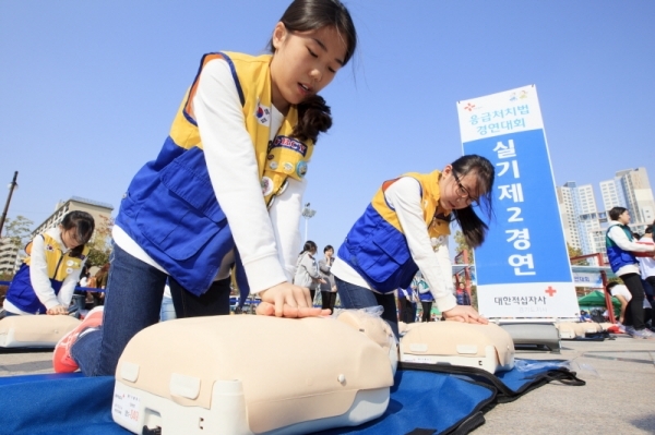 경기적십자 RCY단원들이 응급처치법 중 하나로 심폐소생술을 배워 실력을 겨루고 있다.경기적십자 제공