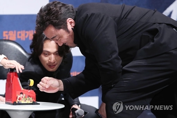 마동석이 영화 '악인전' 제작보고회에서 손가락펀치 게임을 하고 있는 모습. 연합뉴스