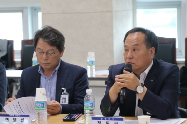 당정위원회에서 인사말을 하고 있는 정동균 양평군수