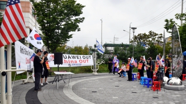 한미자유연합 회원들이 21일 평택시 송탄역 앞에서 열린 ‘한미동맹 강화 촉구 집회’에서 구호를 외치고 있다.전형민기자