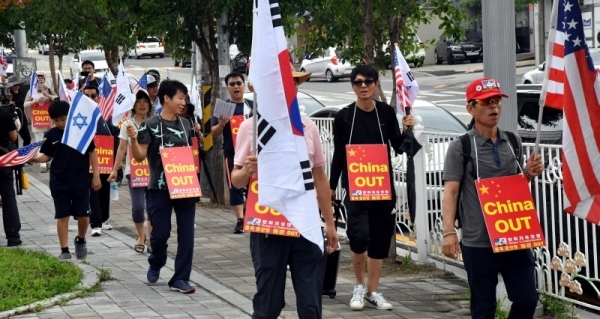 한미자유연합 회원들이 21일 평택시 송탄역 앞에서 열린 ‘한미동맹 강화 촉구 집회’에서 구호를 외치고 있다.전형민기자