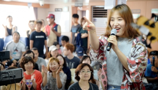 펜타포트 라이브 스테이지 공연을 비롯한 다양한 볼거리가 펼쳐지는 '주섬주섬음악회'가 열린 20일 덕적도로 향하는 여객선에서 '펑키투나잇밴드'가 노래와 탭댄스가 어우러진 선상공연을 펼치고 있다. 윤원규기자