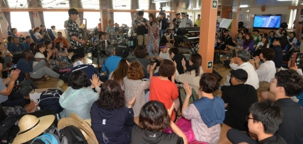 20일 오전 인천발 덕적도행 여객선 '코리아익스프레스 카훼리호' 내 여객실에서 펑키투나잇밴드가 선상공연을 펼치고 있다.조주현기자