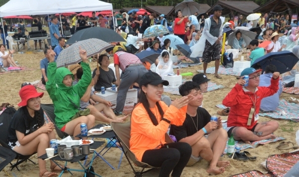 관객들이 공연을 관람하며 즐거워하고 있다.조주현기자