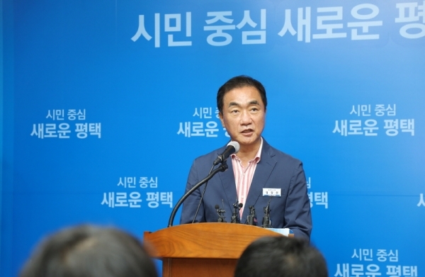 정장선 평택시장이 환경우선 클린도시 평택을 위한 ‘평택항 주변 미세먼지 개선방안’ 언론브리핑을 하고 있다. 평택시 제공