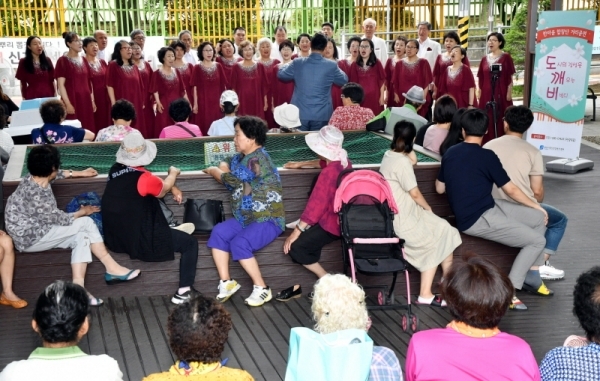 용인시정신건강복지센터 한마음합창단이 22일 용인시 기흥구보건소 광장에서 도시의 감성을 깨우는 비발디 ‘도깨비 버스킹’ 공연을 하고 있다. 한마음합창단은 이날 지휘자 엄인준 테너의 독창 ‘오솔레미오’를 비롯해 과수원길, 사랑이여, 아빠의 청춘 등 6곡의 아름다운 합창을 선보였다.  전형민기자