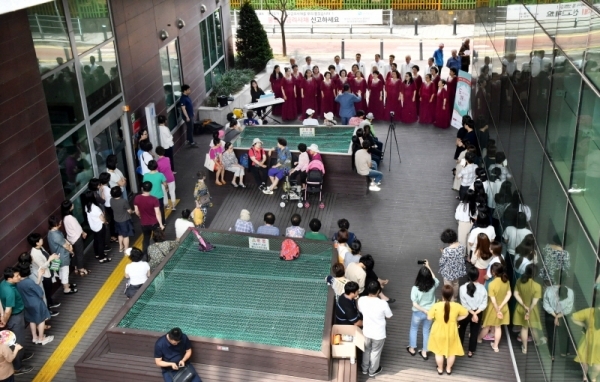 용인시정신건강복지센터 한마음합창단이 22일 용인시 기흥구보건소 광장에서 도시의 감성을 깨우는 비발디 ‘도깨비 버스킹’ 공연을 하고 있다. 한마음합창단은 이날 지휘자 엄인준 테너의 독창 ‘오솔레미오’를 비롯해 과수원길, 사랑이여, 아빠의 청춘 등 6곡의 아름다운 합창을 선보였다.  전형민기자