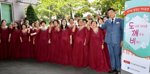 용인시정신건강복지센터 한마음합창단이 22일 용인시 기흥구보건소 광장에서 도시의 감성을 깨우는 비발디 ‘도깨비 버스킹’ 공연을 하고 있다. 한마음합창단은 이날 지휘자 엄인준 테너의 독창 ‘오솔레미오’를 비롯해 과수원길, 사랑이여, 아빠의 청춘 등 6곡의 아름다운 합창을 선보였다.  전형민기자
