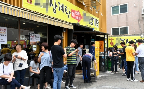 절기상 중복이자 대서를 하루 앞둔 22일 수도권지역에 폭염주의보가 내려진 가운데 수원시내 한 삼계탕집에 몰린 시민들이 삼계탕을 먹기위해 차례를 기다리고 있다. 김시범기자