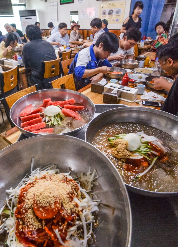 중복인 22일 오후 인천 동구 화평동 한 냉면집에서 시민들이 냉면을 먹으며 복달임을 하고 있다.조주현기자