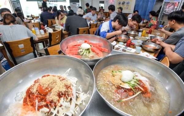중복인 22일 오후 인천 동구 화평동 한 냉면집에서 시민들이 냉면을 먹으며 복달임을 하고 있다.조주현기자