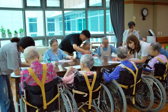 ▲ 삼천리그룹 임원부인회 자녀들이 안양노인전문요양원에서 어르신들과 함께 체험활동에 참여하고 있다